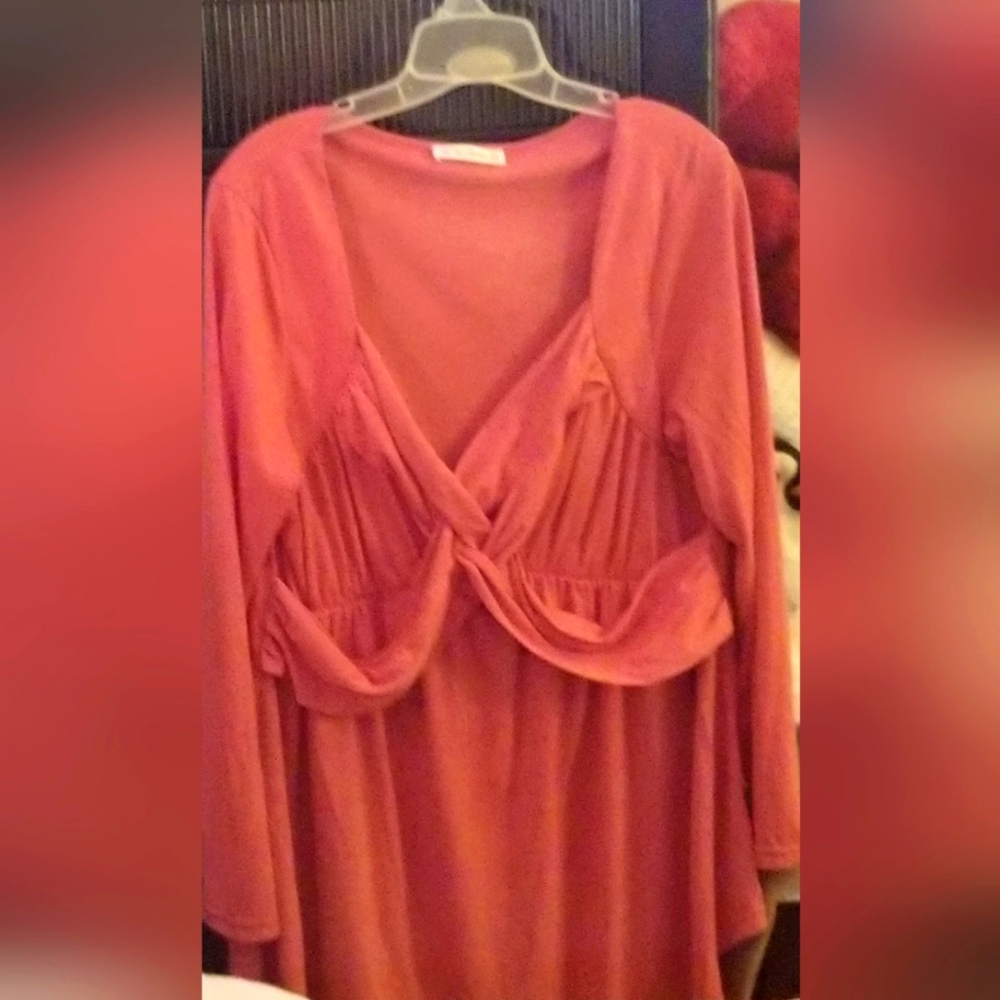 Shirt ... Breast crosses very flattering🤗pleates nice v-neck ALINE